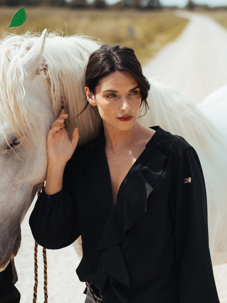 Chemise volant et broderie dos